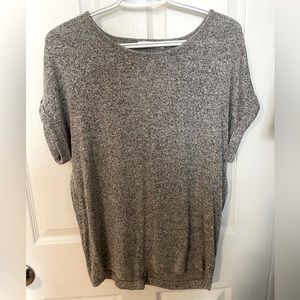 RICKI’S Light Knit Short Sleeved Shirt. Size: Small. Colour: Grey Heather.